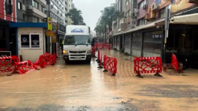 İzmir'de Vatandaş Su Dolu Çukura Düştü: Sorumlu Şirkete 100 Bin TL Ceza