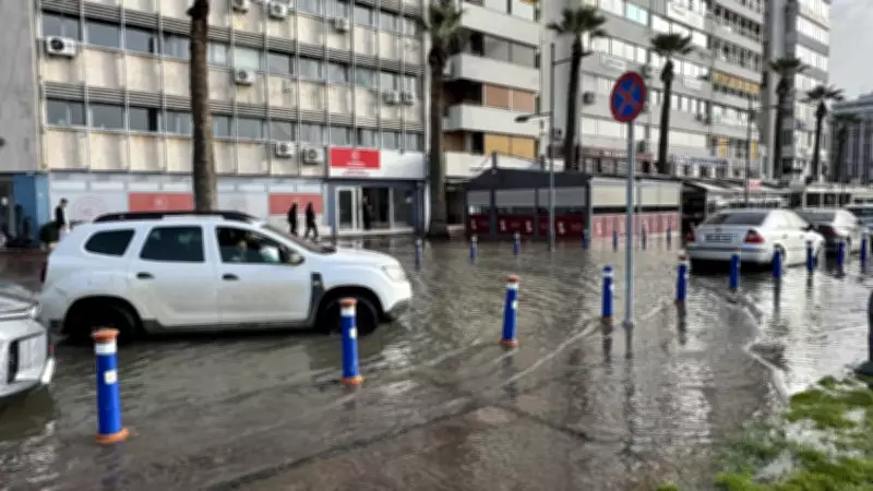 İzmir'i Vuran Sağanak ve Lodos: Kordon Sular Altında, Ulaşım Felç!