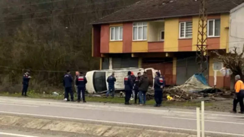 Zonguldak-Ankara Karayolu'nda Minibüs Devrildi: 4 Kişi Yaralandı