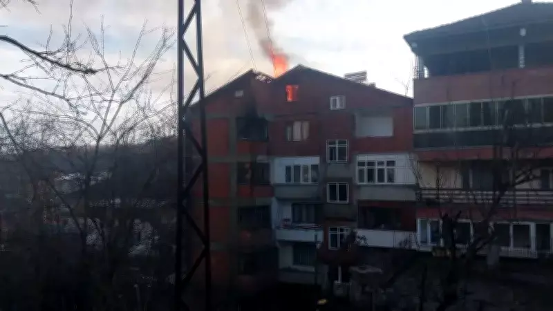 Zonguldak Beycuma'da 6 Katlı Apartmanda Çatı Yangını: Yaralanma Yok