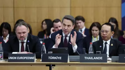 Bakan Bayraktar Fransa'dan Mesaj Verdi: Türkiye Enerjide Küresel Güç Olma Yolunda