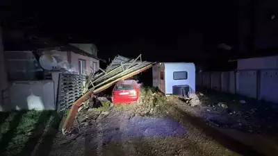 Düzce'de Fırtına: Çatılar Uçtu, Karavan ve Araçlar Hasarlı