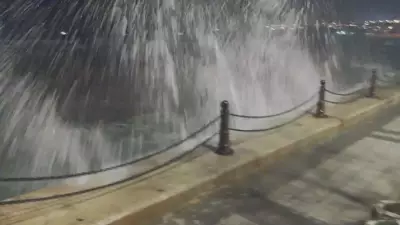 İstanbul'da Fırtına: Çatılar Uçtu, Dev Dalgalar Mendirekleri Aştı