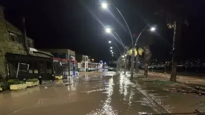 İzmir'de Sağanak Sele Dönüştü: Yeni Foça Sular Altında Kaldı!