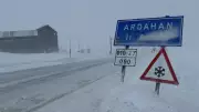 Ardahan'da Kar ve Tipi Ulaşımı Felç Etti, Yollar Buzlanma Tehlikesi Altında
