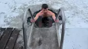 Caner Topçu, İsveç'te Buzlu Suya Girdiği Anları Paylaştı