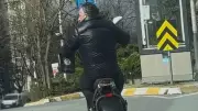 Cem Yılmaz, Levent'te Kasksız Motosiklet Kullanırken Görüntülendi