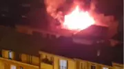 Esenyurt'ta 5 Katlı Binanın Çatısı Alev Alev Yanarak Kullanılamaz Hale Geldi