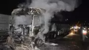 Eyüpsultan'da Seyir Halindeki Tır Alev Alev Yandı, Araç Kullanılamaz Hale Geldi