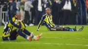Fenerbahçe'ye Talisca Şoku: Brezilyalı Yıldız Sakatlandı, Stattan Sekerek Ayrıldı
