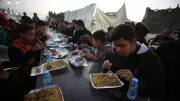 Gazze'de Katliam Gölgesinde İlk İftar: Enkazlar Arasında Ramazan Heyecanı