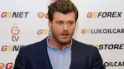 Kıvanç Tatlıtuğ Galatasaray Maçında Hayranıyla Diyaloğuyla Gündem Oldu