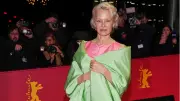 Pamela Anderson Berlin Film Festivali'nde Sade Güzelliğiyle Fark Yaratıyor