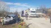 Sakarya'da Feci Kaza: TIR ile Otomobil Kafa Kafaya Çarpıştı, 1 Kişi Hayatını Kaybetti