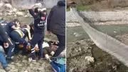 Sinop'ta Fırtına Yaya Köprüsünü Devirdi: İki Kişi Suya Düştü