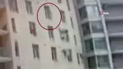 St. Petersburg'da 7. Kattan Düşen Çocuğu Apartman Görevlisi Havada Yakaladı