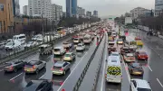 İstanbul'da Sağanak Yağış Trafiği Felç Etti: Yoğunluk Yüzde 90'a Ulaştı