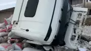 Van Erciş'te Tır Şarampole Devrildi: 1 Yaralı