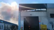 İzmir'de Geri Dönüşüm Fabrikasında Büyük Yangın: İtfaiye Müdahalesi Devam Ediyor