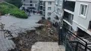 İzmir'de İstinat Duvarı Çöktü: 7 Araç ve Evler Hasar Gördü