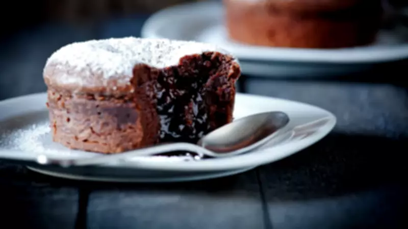 10 Dakikada Akışkan Sufle Tarifi: İlk Denemede Kesin Tutacak