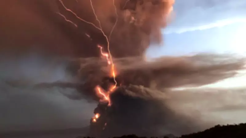250 Yıllık Volkanik Yıldırım Gizemi Çözüldü: Karbon Molekülleri Anahtar