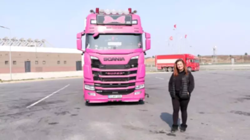 4 Çocuk Annesi Sema Can, Pembe TIR'ıyla Avrupa Yollarında