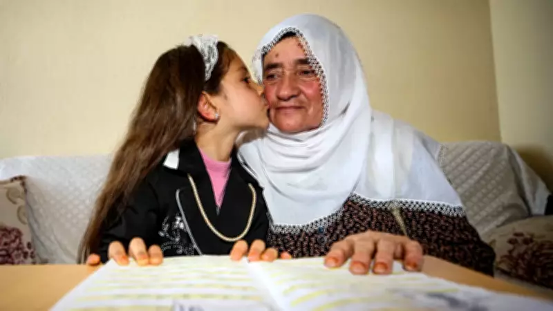 70 Yaşındaki Nine, Torunundan Okuma Yazma Öğreniyor: 'Öğretmenim' Diyor