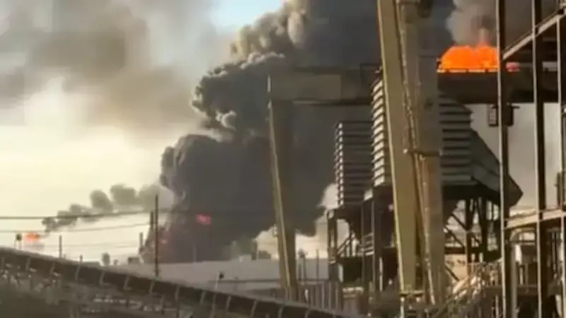 ABD'nin Texas Eyaletindeki Petrol Rafinerisinde Büyük Patlama Meydana Geldi