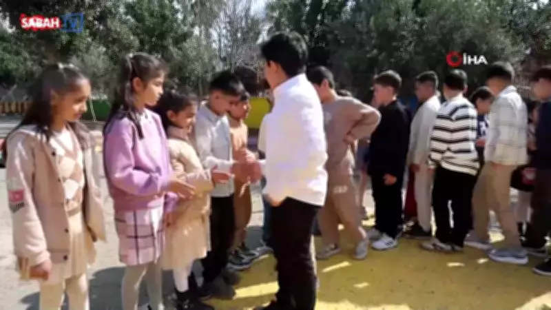 Adana'da Ara Tatil Öncesi Öğrenciler Okul Bahçesinde Bayramlaştı
