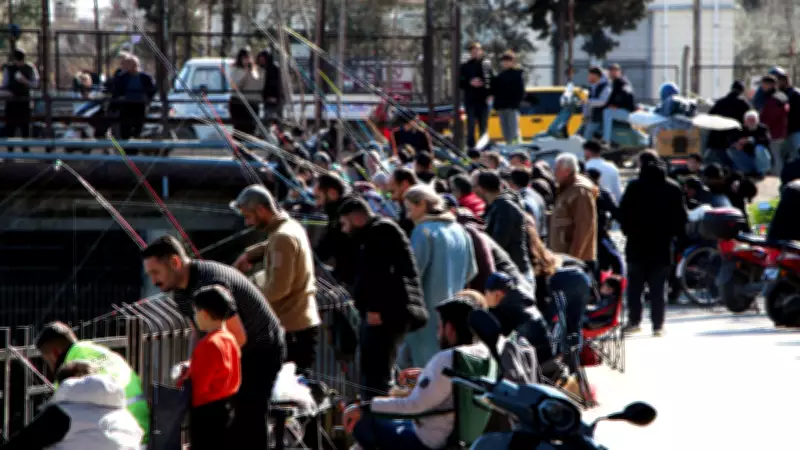 Adana'da Av Yasağına Rağmen Köprüde Balıkçı Yoğunluğu: Galata Köprüsü'nü Andırdı