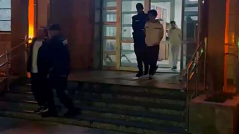 Adana'da 'Çekirdek Çete' Operasyonu: Firari Baba ve İki Oğlu Yangın Merdiveninde Yakalandı