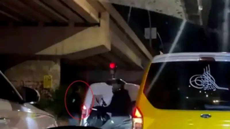 Adana'da Elinde Sopayla Araçtan İnen Taksi Şoförü Tutuklandı