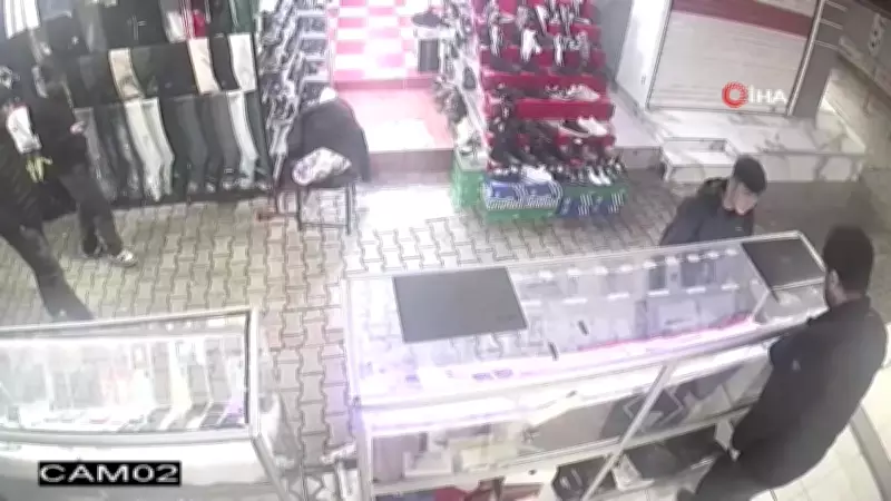 Adana'da Fiyat Sorma Bahanesiyle Telefon Çalan Şüpheli Kameralara Yakalandı
