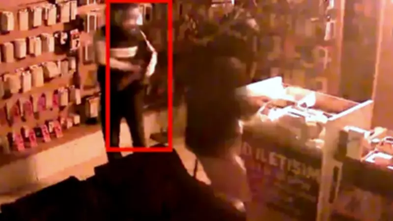 Adana'da Kaldırım Taşıyla Cam Kırıp Hırsızlık Yapan 3 Kişi Yakalandı