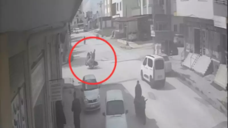 Adana'da İki Motosiklet Çarpıştı: 1'i Ağır 3 Kişi Yaralandı