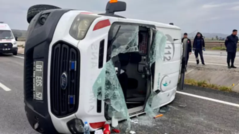 Adana'da Lastik Patlaması Sonucu Devrilen Ambulansta 3 Sağlık Çalışanı Yaralandı
