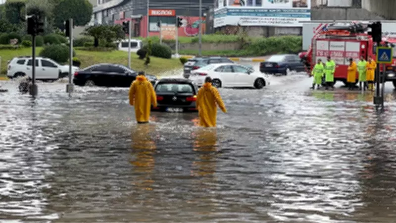 Adana'da Sağanak Hayatı Felç Etti: Yollar Göle Döndü, Araçlar Battı