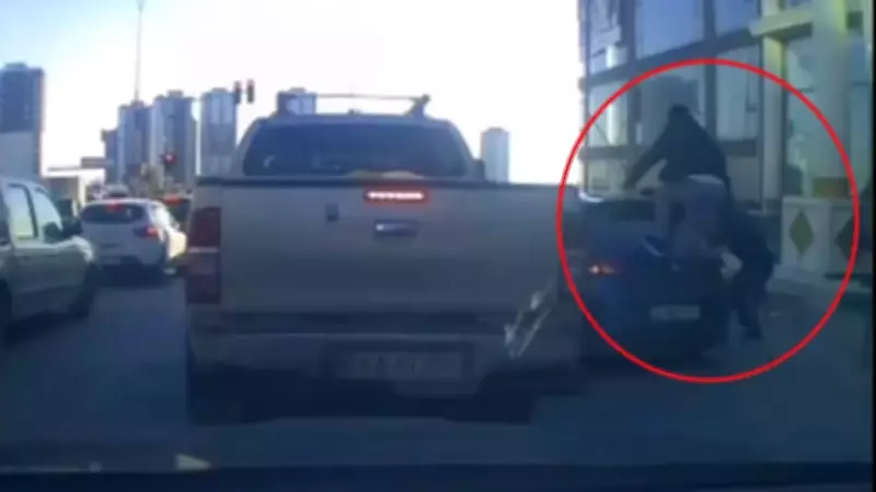 Adana'da Trafik Magandaları Otomobile Sandalye ve Sopayla Saldırdı