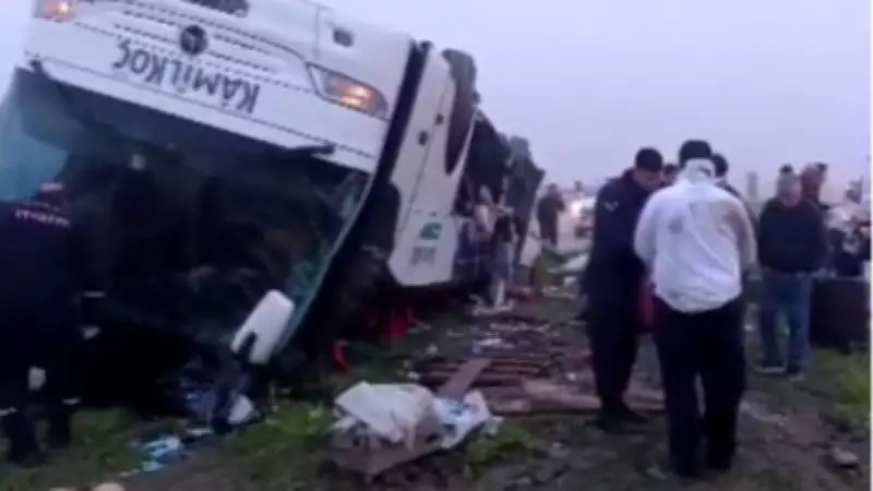 Adana'da Yolcu Otobüsü Devrildi: Yoğun Sis Altında Yaralılar Hastanelere Taşındı