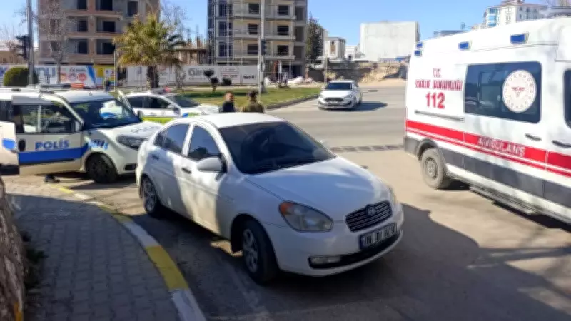 Adıyaman'da Kavşak Kazası: İki Araç Çarpıştı, 2 Kişi Hafif Yaralandı