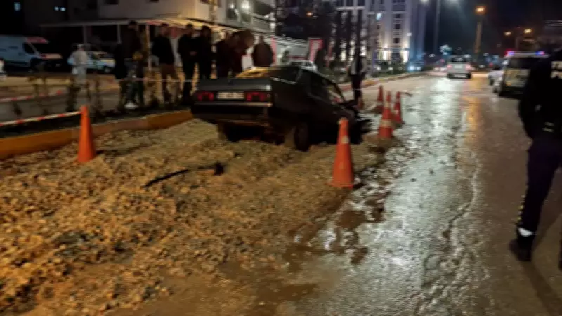 Adıyaman'da Otomobil Alt Yapı Çukuruna Düştü: Bir Kişi Yaralandı