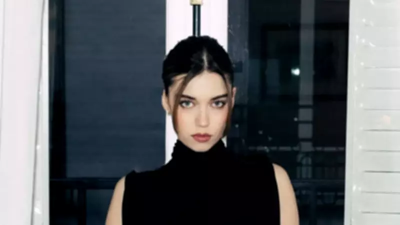 Afra Saraçoğlu Milano'da Göz Kamaştırdı: Kırmızı Halıda Siyah Elbiseyle Nefes Kesti