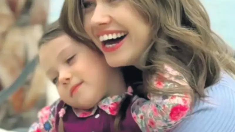 Afra Saraçoğlu, Minik Oyuncu Sara Yılmaz'ı Karavanında Ağırladı