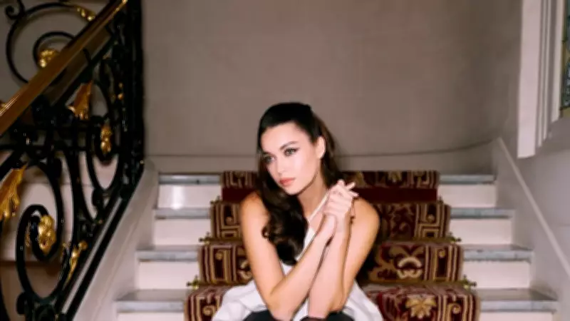 Afra Saraçoğlu Paris Moda Haftası'nda: Defile Öncesi Selfie Paylaştı