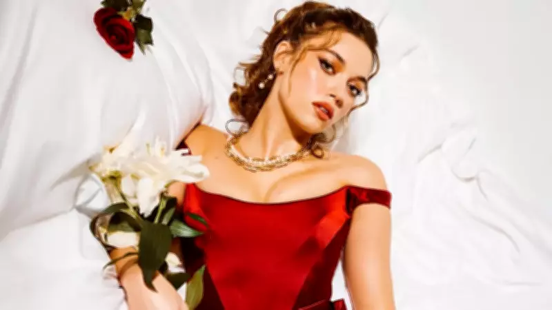 Afra Saraçoğlu'nun Annesi Sosyal Medyada Fırtına Estirdi: 'Kardeşi mi?' Sorusu Gündemde