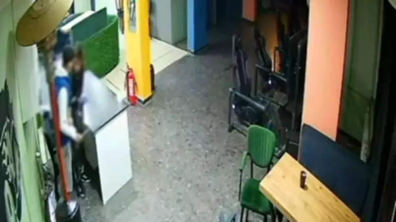 Afyonkarahisar'da İnternet Kafede Bıçaklı Saldırı: 17 Yaşındaki Genç Yaralandı