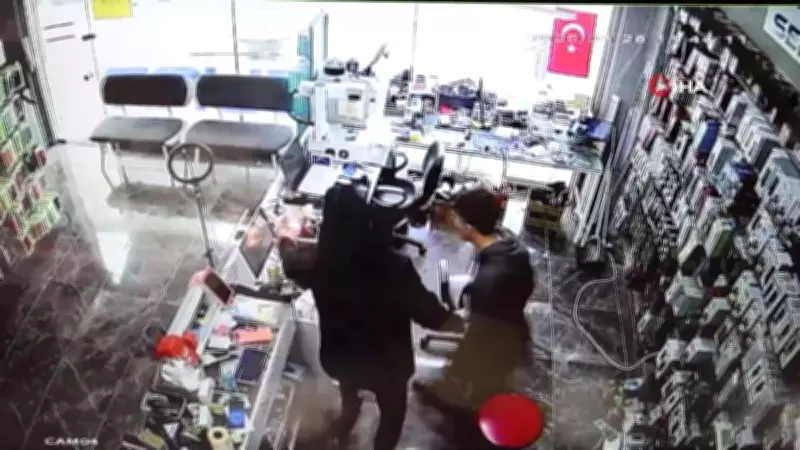 Aksaray'da Tamir İçin Getirilen Telefon Bomba Gibi Patladı, Alev Aldı