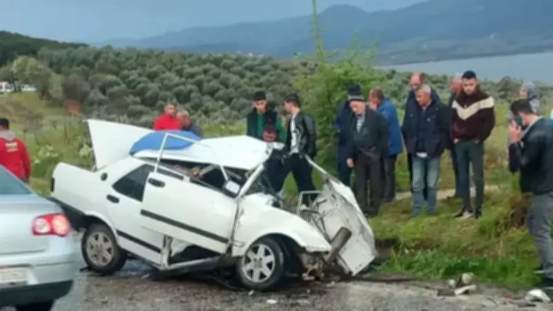 Alaşehir'de Canlı Hayvan Yüklü Tır ile Otomobil Çarpıştı: 3 Yaralı