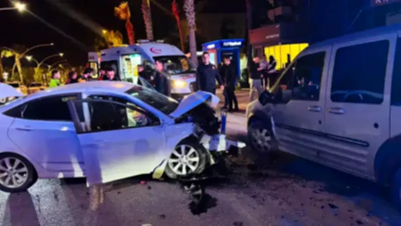 Alanya'da Gece Saatlerinde Meydana Gelen Trafik Kazasında 3 Kişi Yaralandı